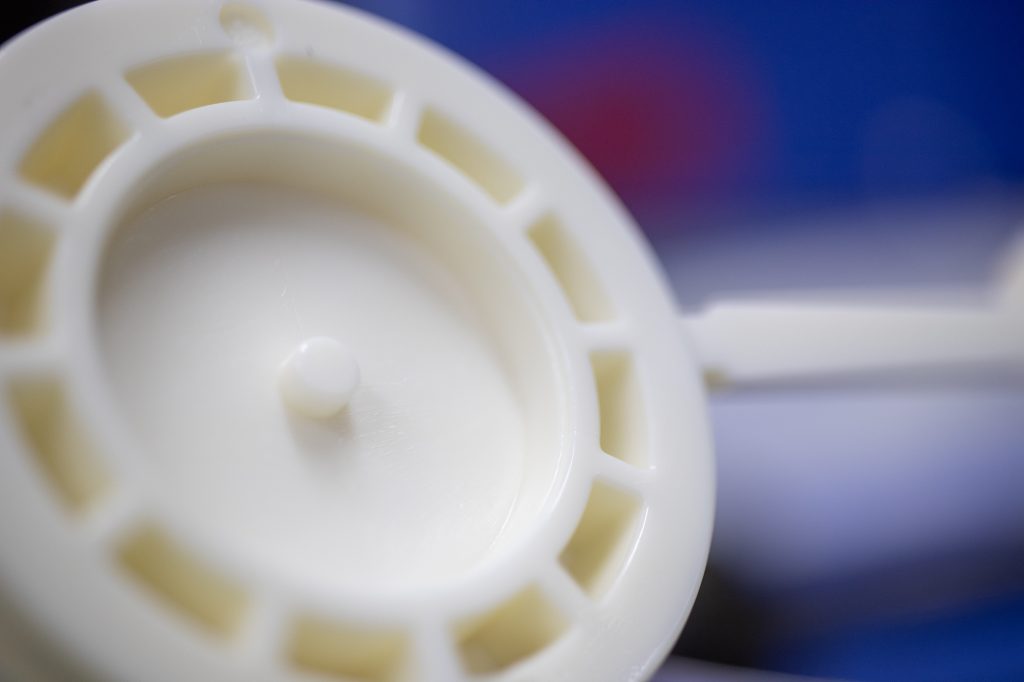 射出成形100トンと130トンで製品塗装から印刷まで対応できる