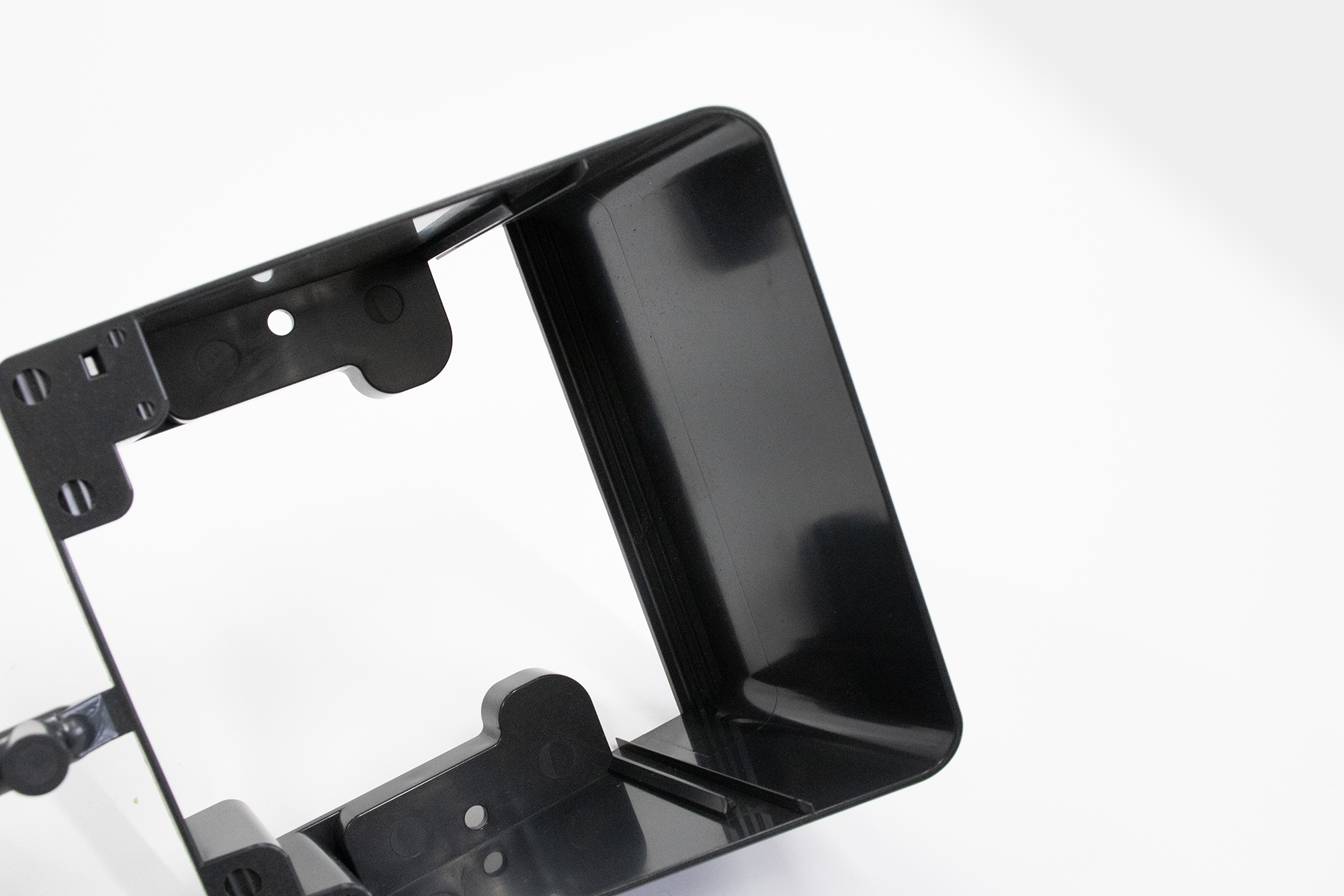 射出成形100トンと130トンで製品塗装印刷が一貫して小ロットから多種対応の宮崎県木城町にある新生工業